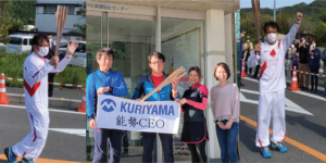 CEO de Kuriyama cargando la Antorcha Olímpica